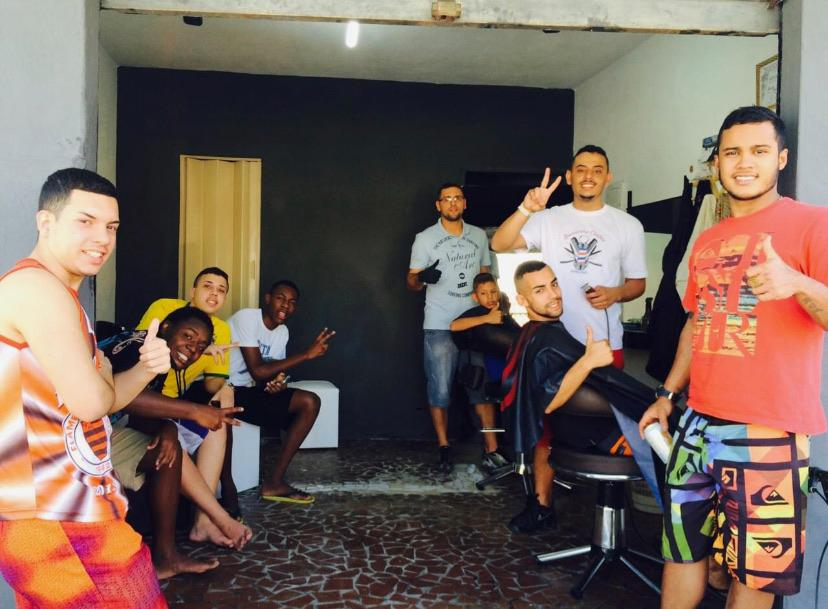 Começo da barbearia: clientes e amigos na porta do primeiro ponto