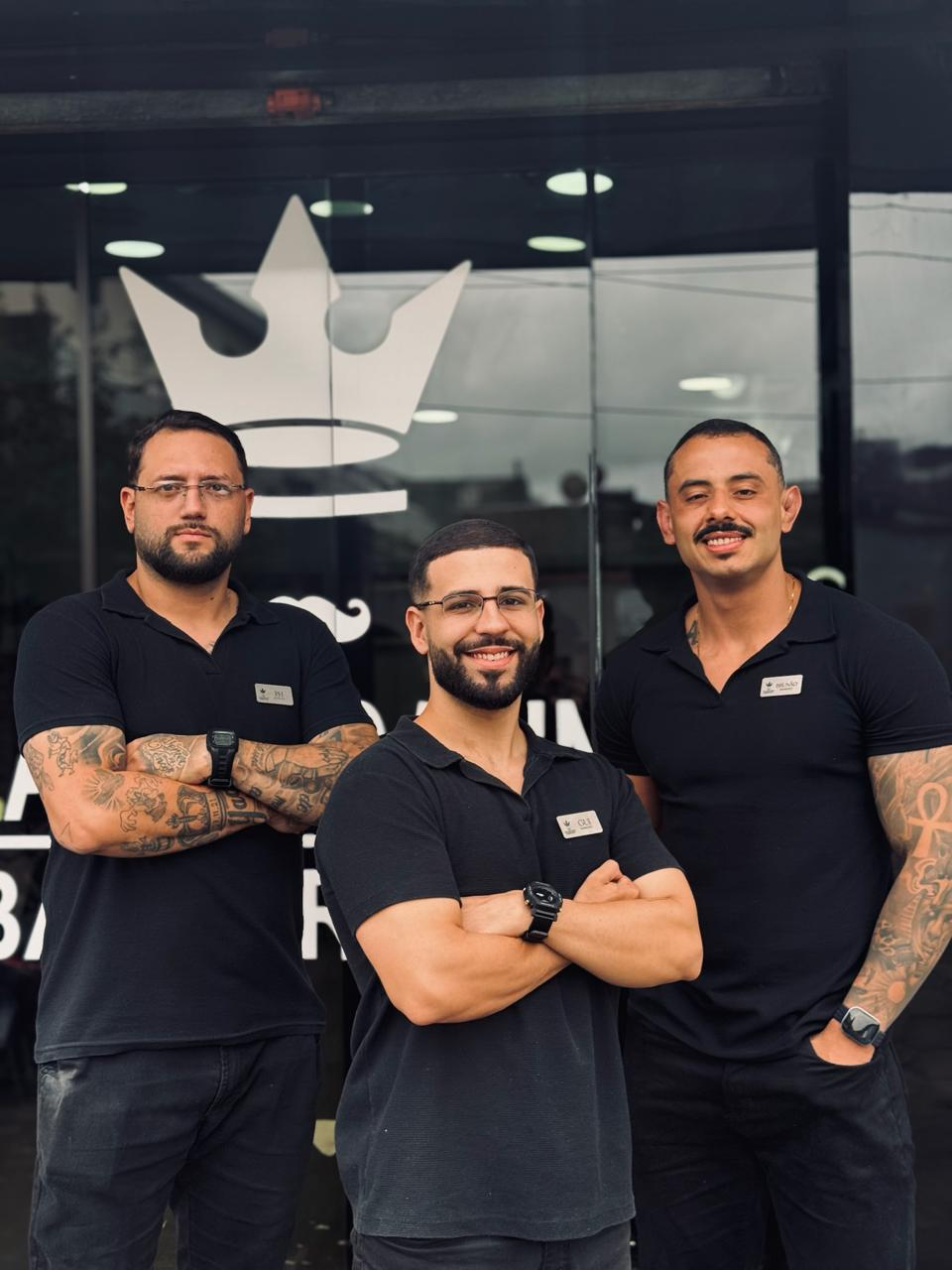 Equipe atual da Barbearia Cascatinha em frente à loja